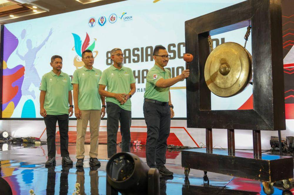 Staf Ahli Bidang Hubungan Pusat dan Daerah Kementerian Pemuda dan Olahraga (Kemenpora), Dwijayanto Sarosa Putera (kanan) membuka Asian School Badminton Championship (ASBC) 2024 di Semarang. (Dok. Kemenpora)