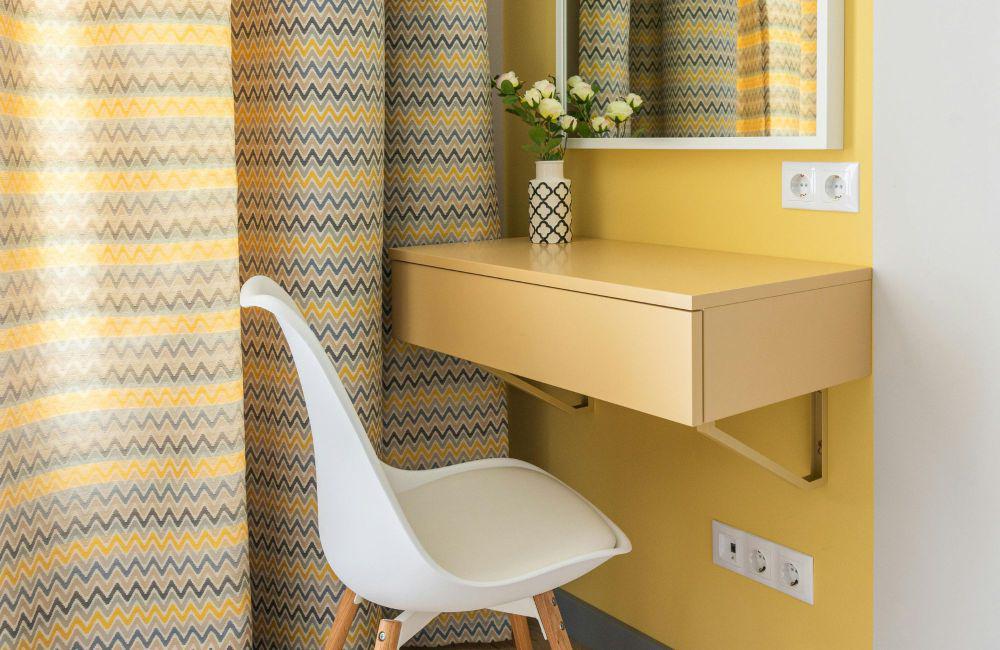 meja belajar berwarna kuning (pexels.com/Max Vakhtbovycn)