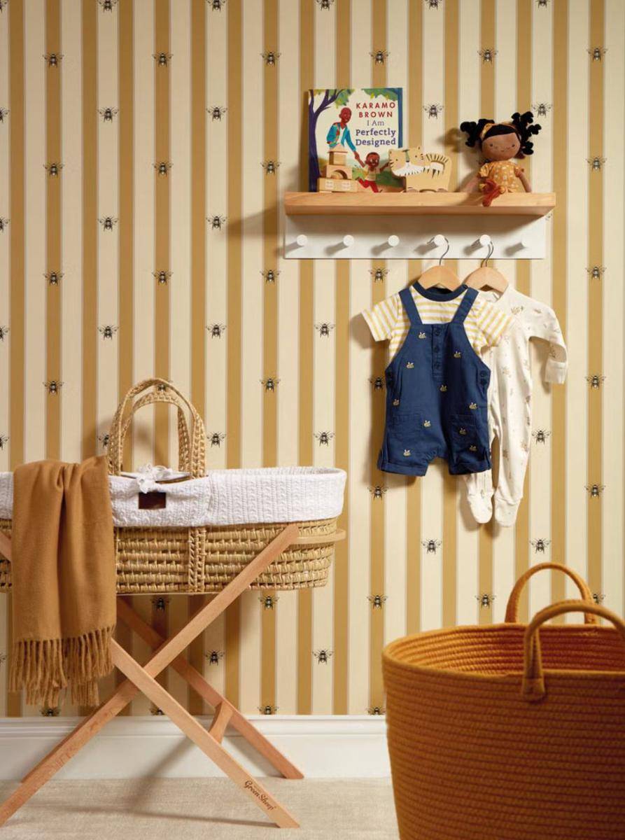 ilustrasi kamar tidur bayi perempuan warna netral (housebeautiful.com)