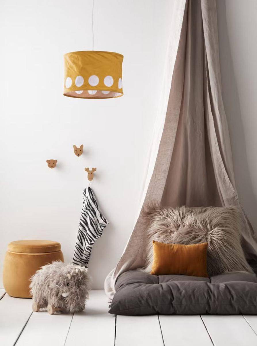 ilustrasi kamar tidur bayi perempuan warna netral (housebeautiful.com)