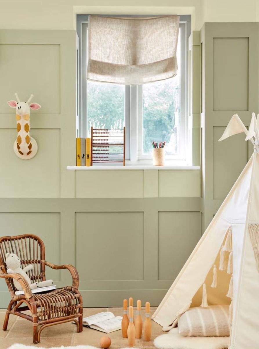 ilustrasi kamar tidur bayi perempuan warna netral (housebeautiful.com)