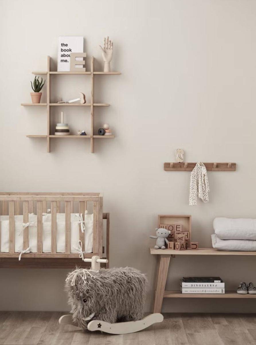 ilustrasi kamar tidur bayi perempuan warna netral (housebeautiful.com)