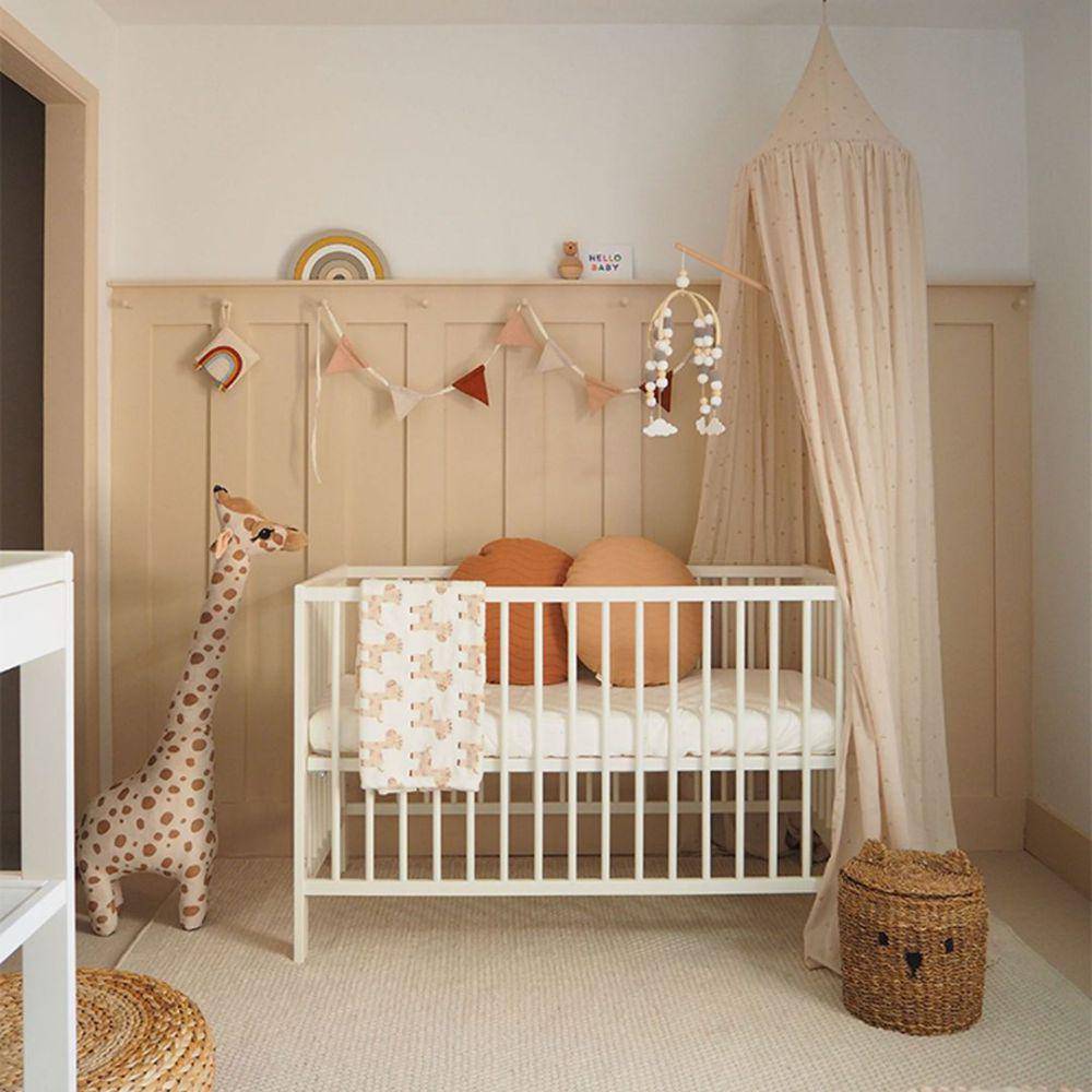 ilustrasi kamar tidur bayi perempuan warna netral (idealhome.co.uk)