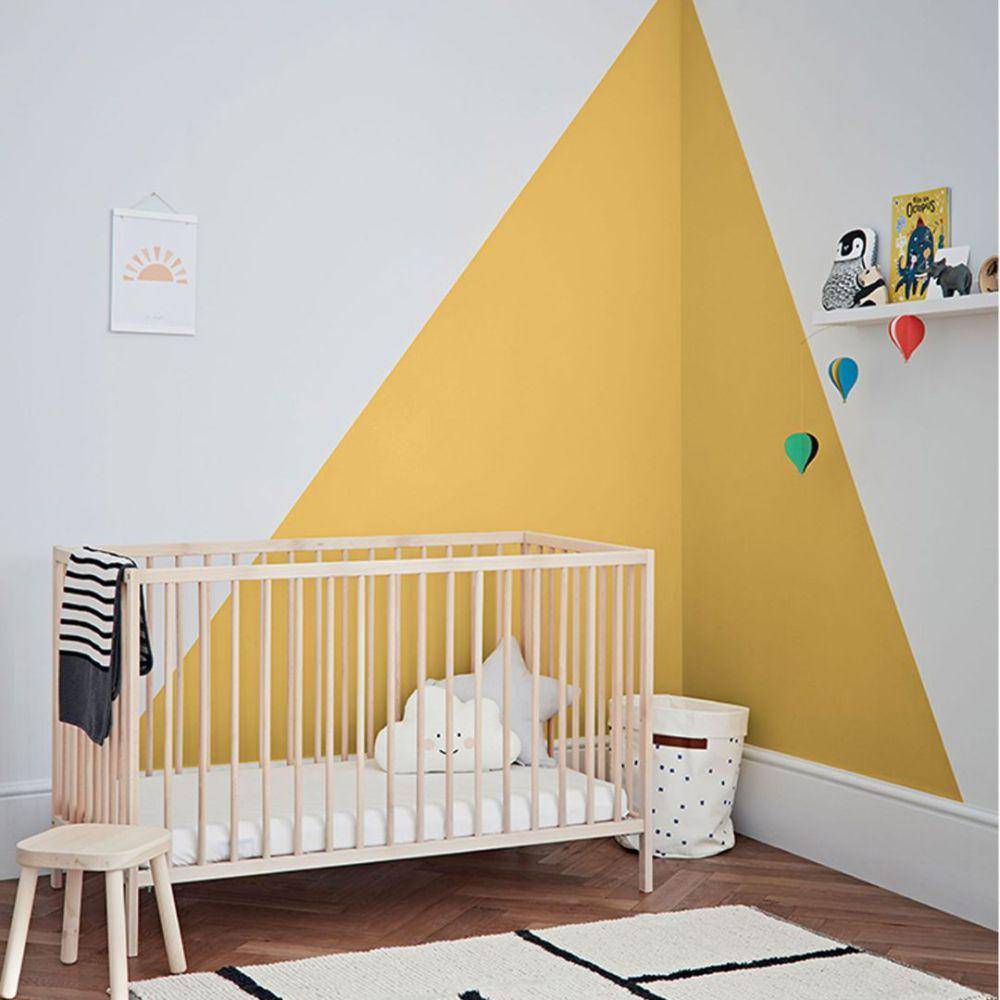 ilustrasi kamar tidur bayi perempuan warna netral (idealhome.co.uk)