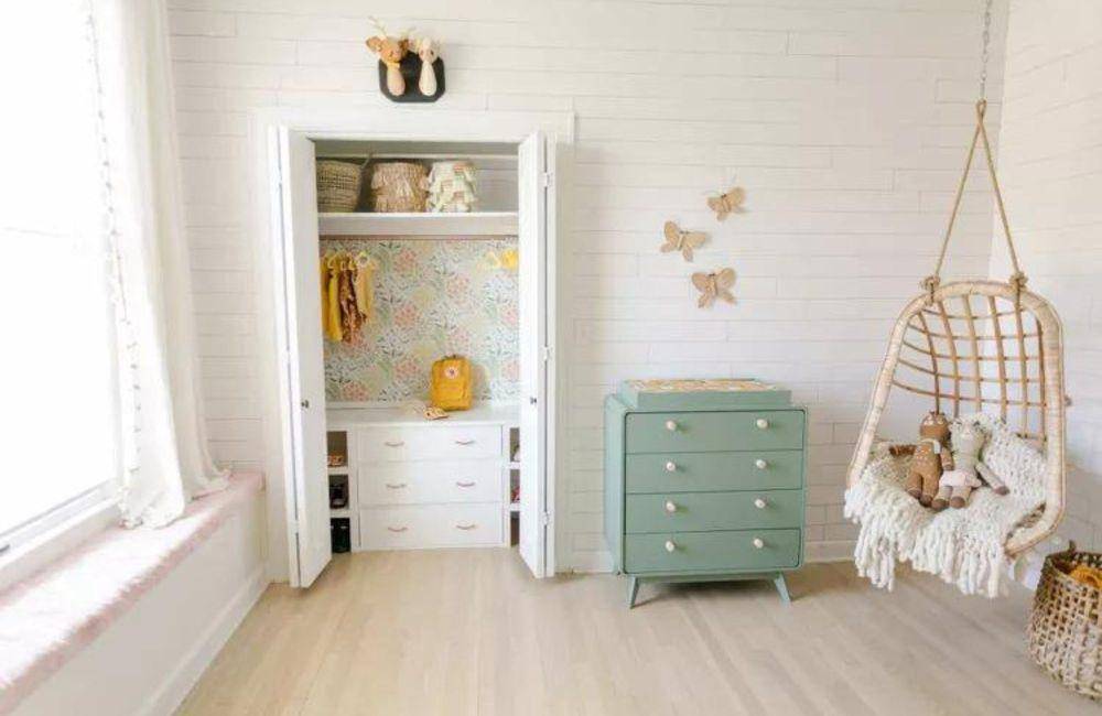 ilustrasi kamar tidur bayi perempuan warna netral (thespruce.com)