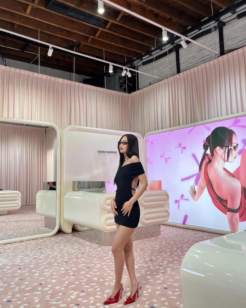 ide gaya feminin nuansa hitam ala Jennie BLACKPINK (instagram.com/jennierubyjane)