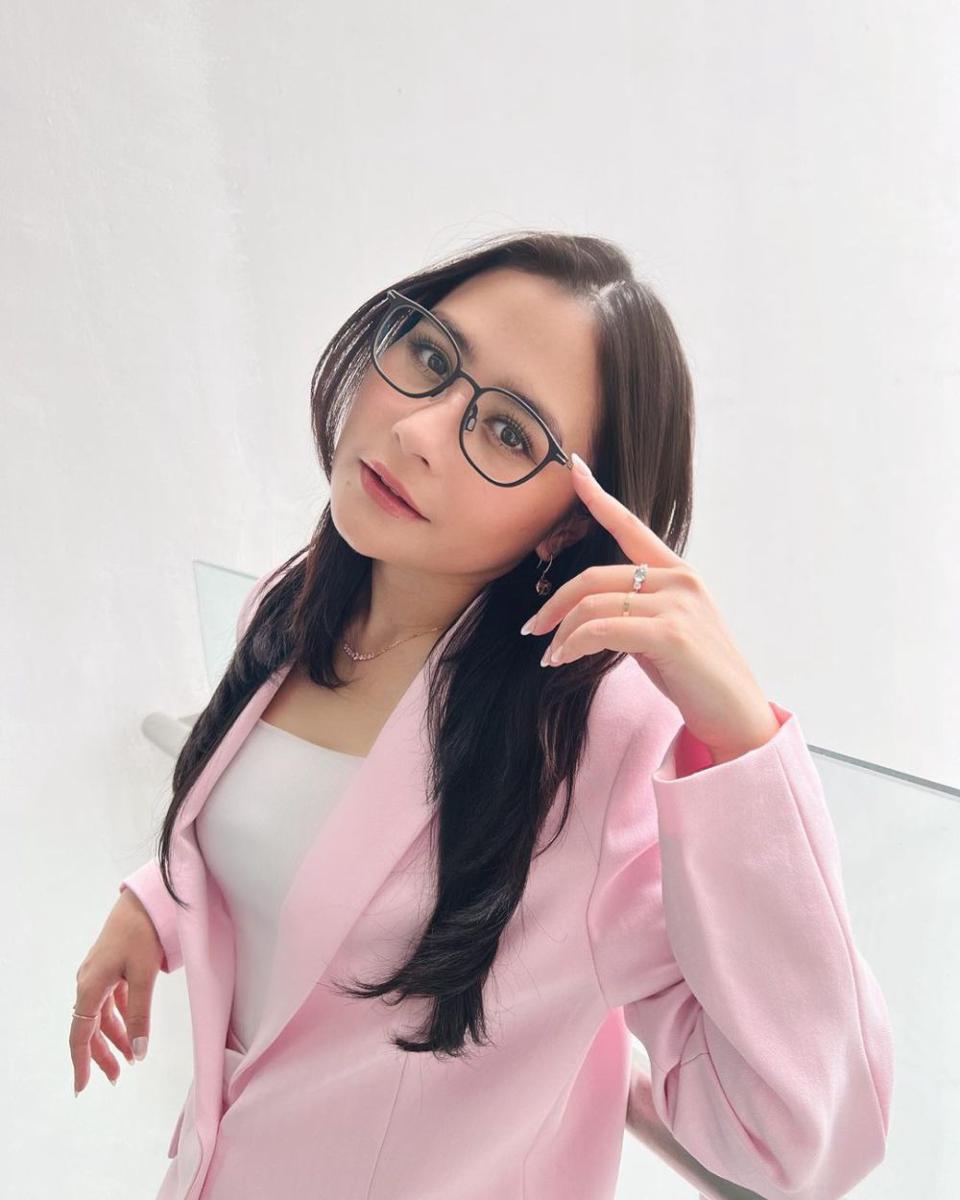 inspirasi makeup ke kantor ala Prilly Latuconsina (instagram.com/prillylatuconsina96)
