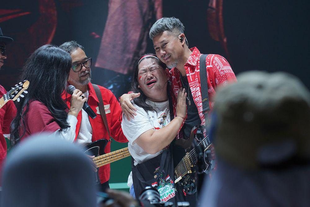 Momen haru Mitra Grab saat penampilan Band Cokelat di acara Hari Mitra Grab & OVO yang digelar di Jakarta, Senin (26/8/2024). (Dok. IDN Times)