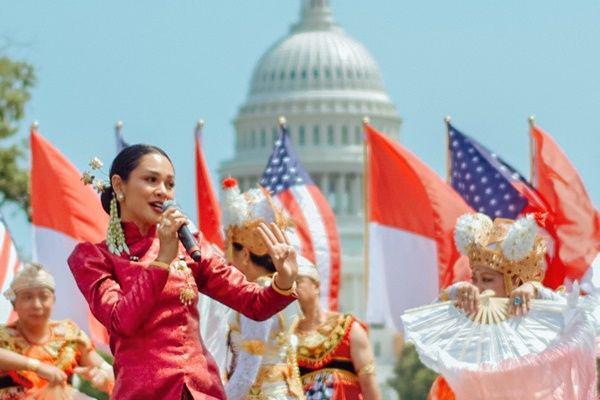 7 Potret Andien Tampil di Depan Gedung Capitol Amerika Serikat