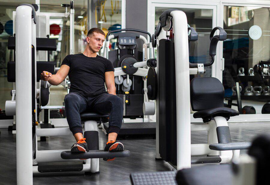 Ilustrasi seorang pria berolahraga di gym. (freepik.com)
