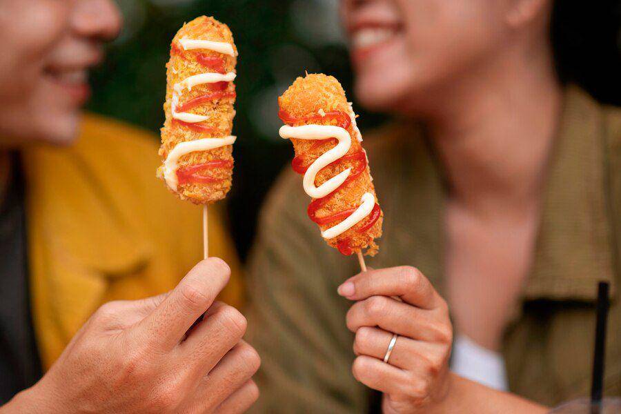Ilustrasi corn dog (freepik.com/freepik)