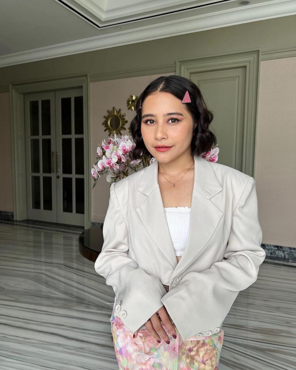 inspirasi makeup ke kantor ala Prilly Latuconsina (instagram.com/prillylatuconsina96)