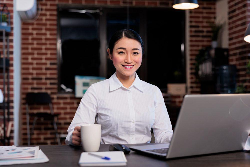 Ilustrasi wanita bekerja di kantor (freepik.com/DC Studio)