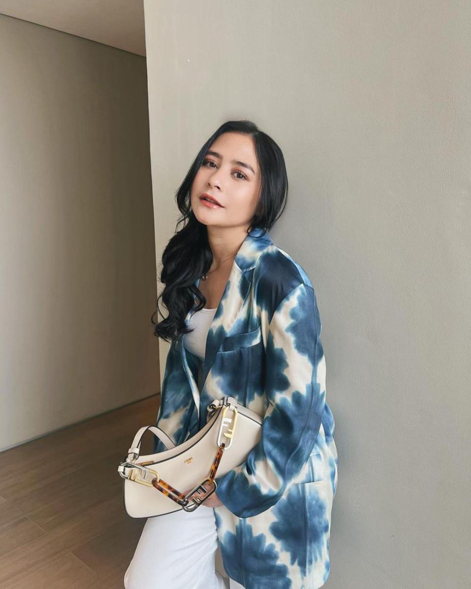 inspirasi makeup ke kantor ala Prilly Latuconsina (instagram.com/prillylatuconsina96)
