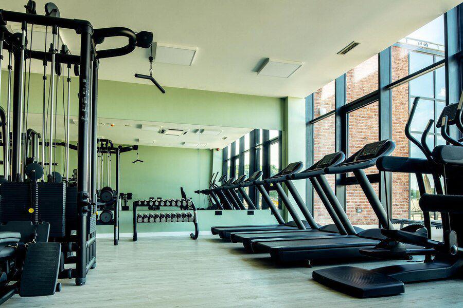 Ilustrasi gym. (freepik.com/Drazen Zigic)