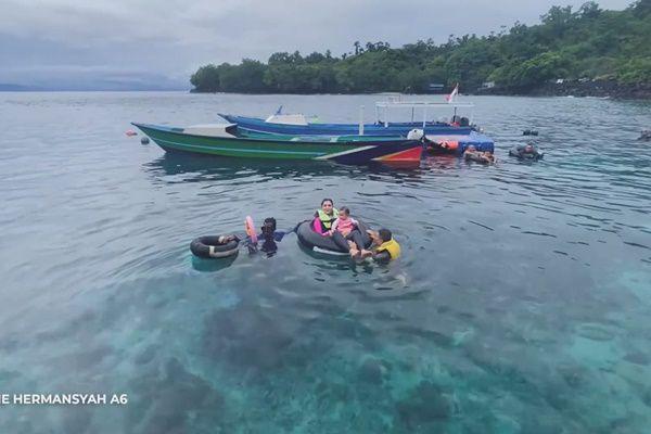 7 Potret Anang dan Ashanty Ajak Cucu Berenang di Pantai Ternate