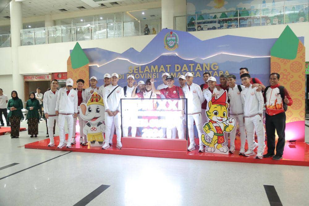 Tim futsal DKI Jakarta tiba di Bandara Kualanamu, Senin (26/8/2024) (dok panpel futsal PON)