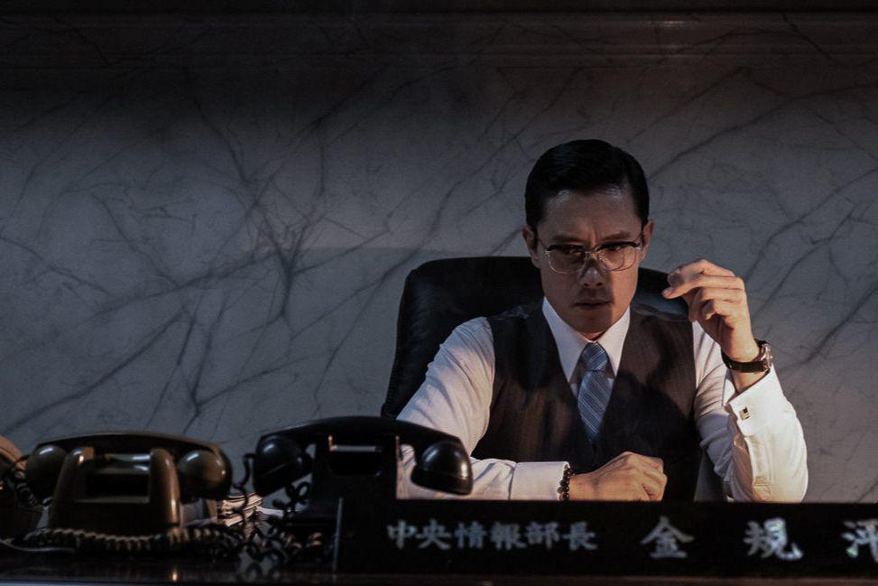 still cut film The Man Standing Next (dok. Showbox/The Man Standing Next)