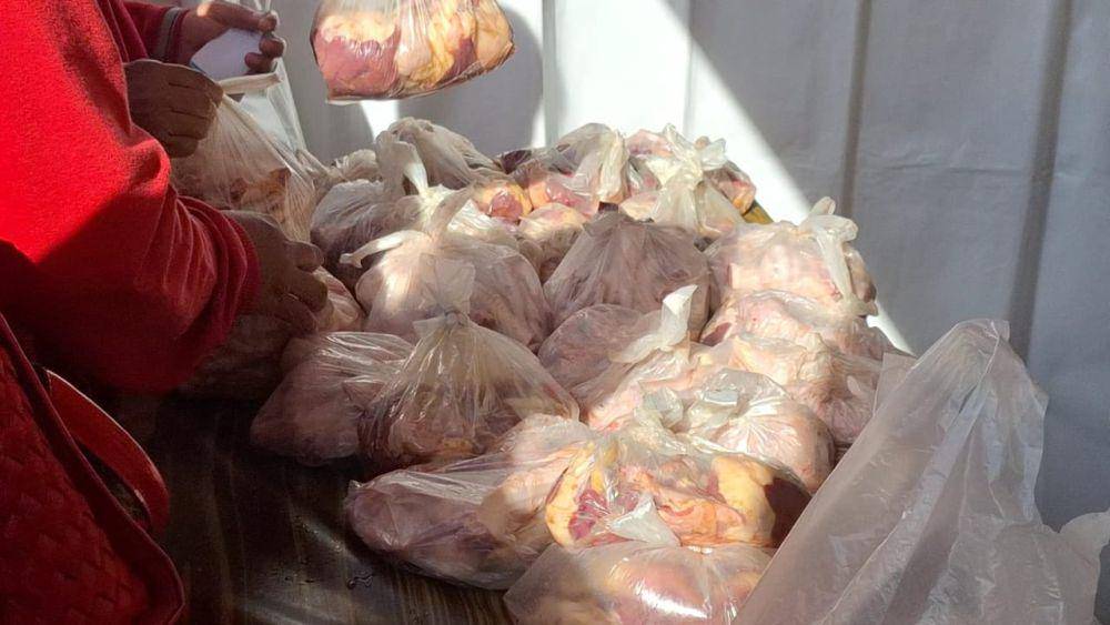 Ratusan warga Ngawi serbu pasar murah di alun-alun Ngawi untuk dapatkan daging dan telur ayam murah. IDN Times/ Riyanto.