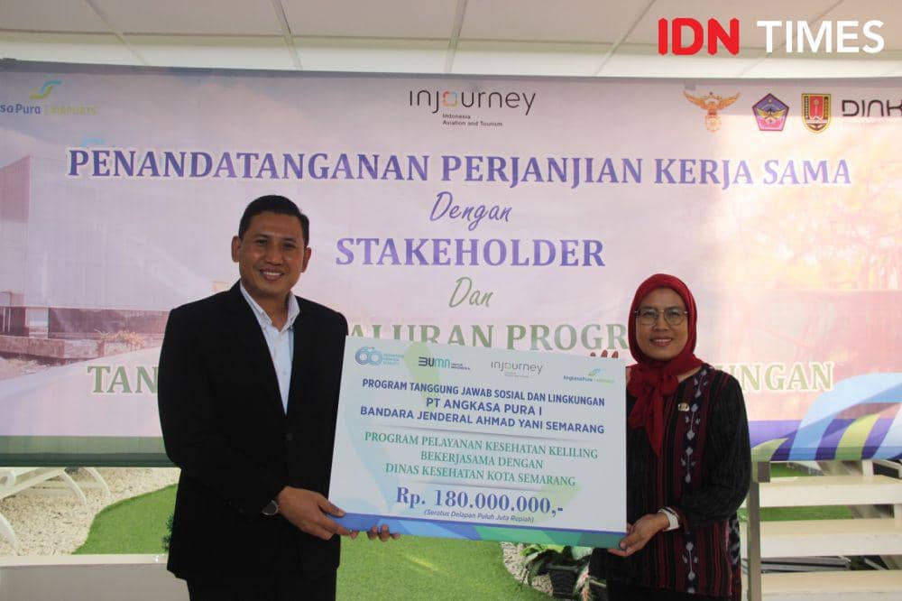 GM Bandara Ahmad Yani Semarang Fajar Purwadidada serahkan bantuan TJSL. (IDN Times/Fariz Fardianto)