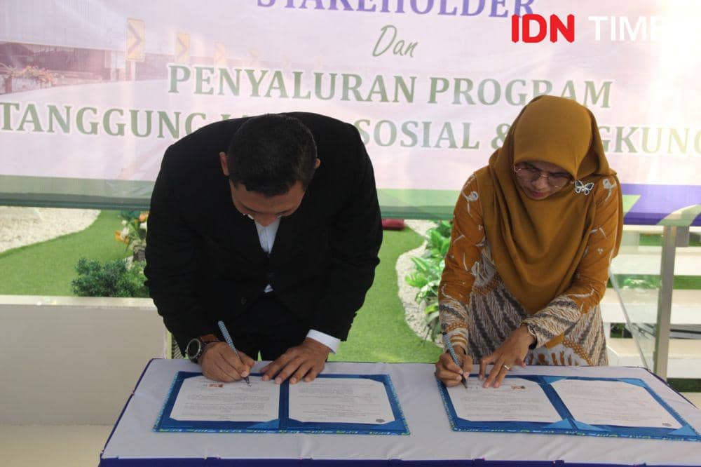 GM Bandara Ahmad Yani Semarang Fajar Purwadidada menandatangani perjanjian OJT dengan Kepsek SMK Penerbangan Aqasa Kartika Semarang. (IDN Times/Fariz Fardianto)