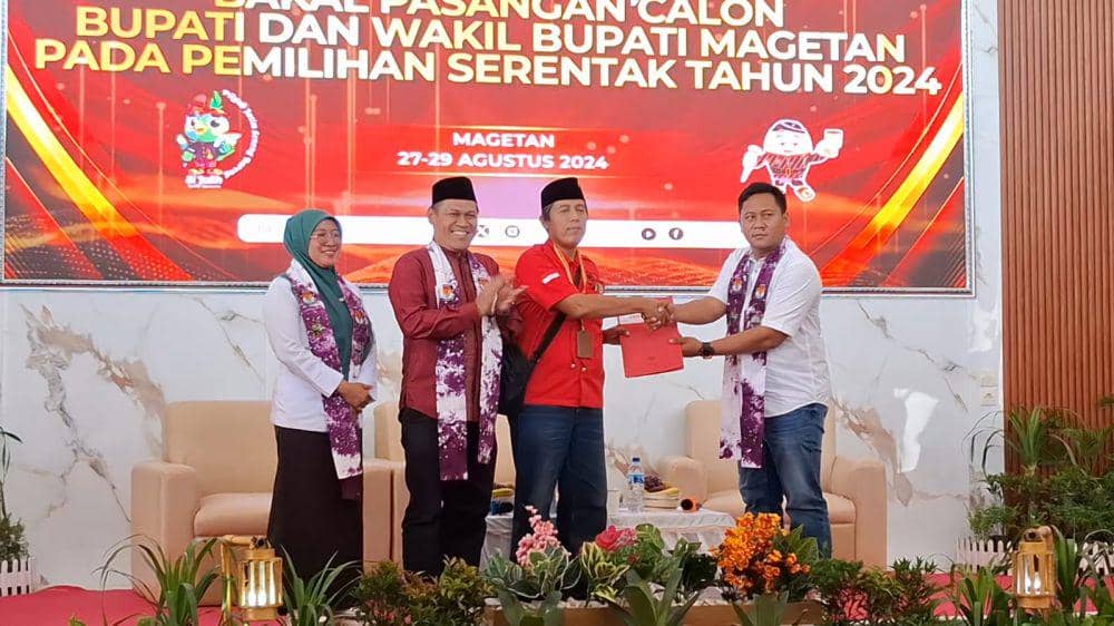 Paslon Sujatno-Ida Yuhana serahkan berkas pendaftaran ke KPU Magatan. IDN Times/ Riyanto.