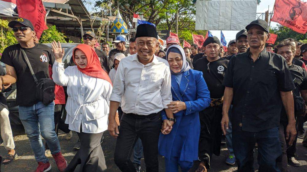 Pasangan bakal calon bupati dan wakil bupati petahana, Sugiri Sancoko-Lisdiyarita mendaftar ke KPU Ponorogo. IDN Times/ Istimewa