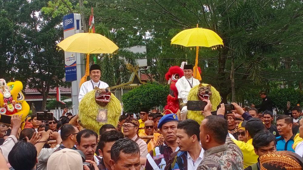 Pakai Baju Melayu ke KPU, Paslon Suwai Resmi Daftar Pilgub Riau