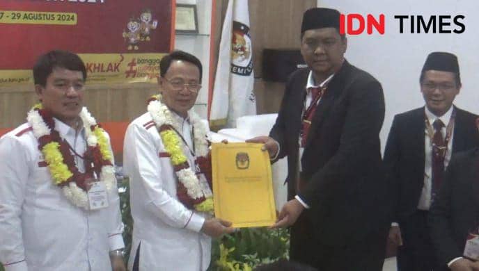 Inin Nastain IDN Times/ Ketua KPU Majalengka terima berkas pendaftaran Karna-Koko