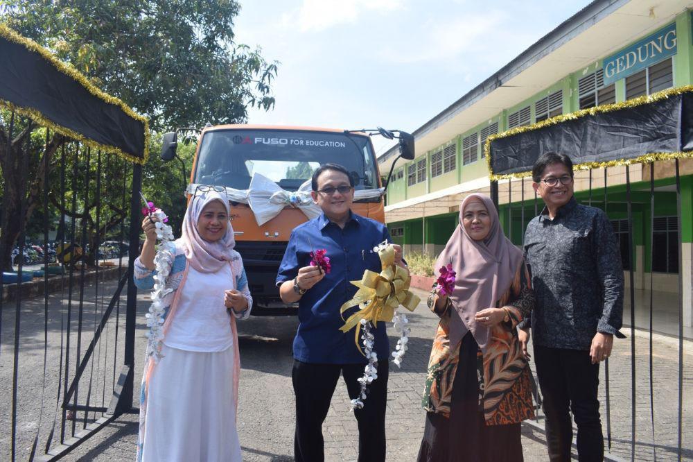 KTB Donasi Mitsubishi Fuso Fighter X ke SMK di Makassar