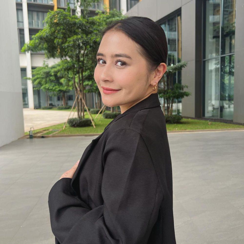 inspirasi makeup ke kantor ala Prilly Latuconsina (instagram.com/prillylatuconsina96)