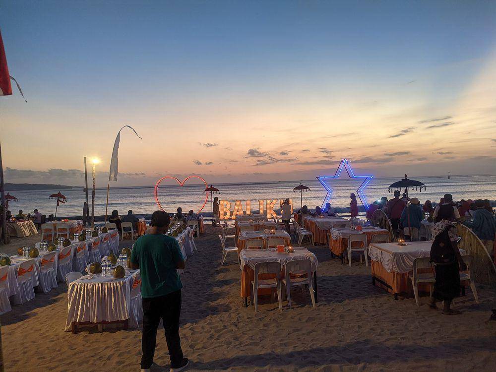 ilustrasi tempat makan di Bali yang ramai pengunjung (commons.wikimedia.org/Akmaie Ajam)