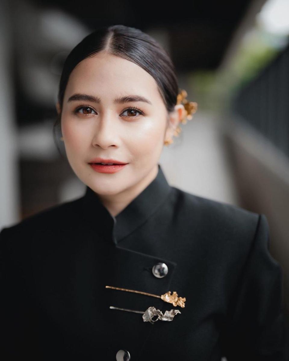inspirasi makeup ke kantor ala Prilly Latuconsina (instagram.com/prillylatuconsina96)