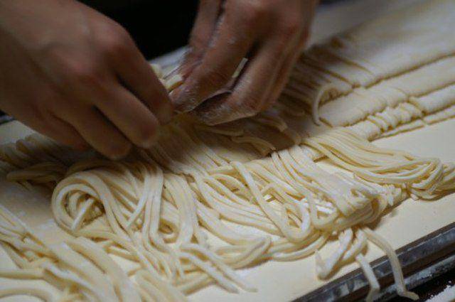 ilustrasi membuat mi udon (commons.wikimedia.org/Ken FUNAKOSHI)