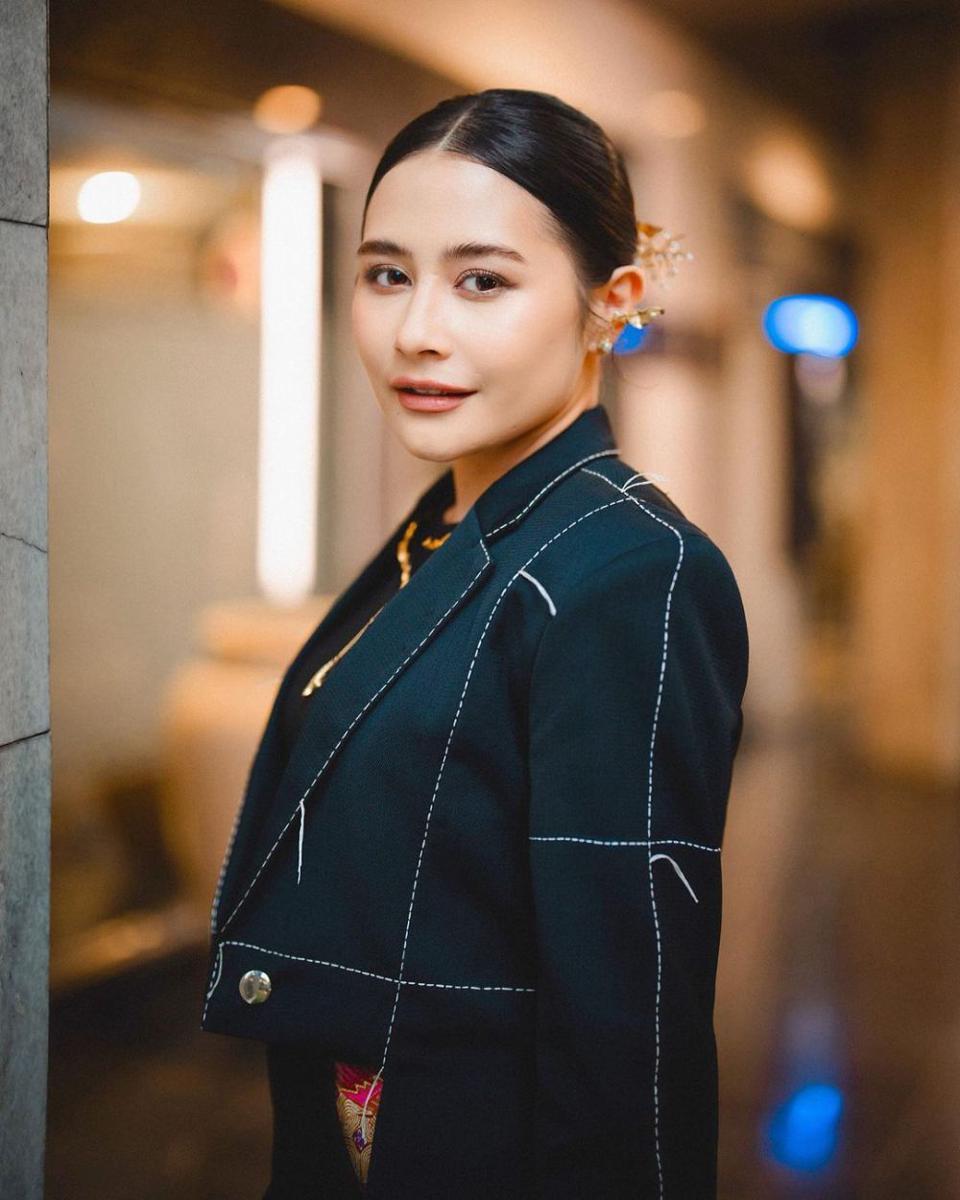 inspirasi makeup ke kantor ala Prilly Latuconsina (instagram.com/prillylatuconsina96)