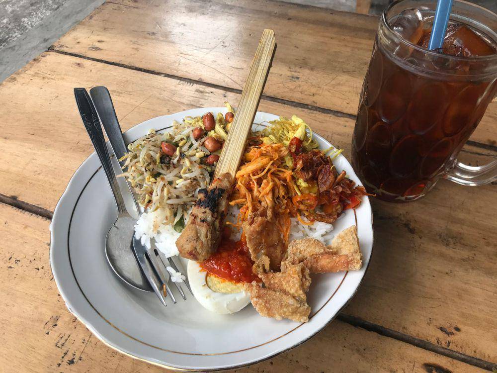 Nasi campur ayam Bu Weti. (dok. pribadi/Ari Budiadnyana)