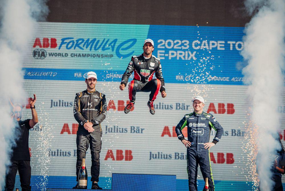 Antonio Felix da Costa (tengah) menjuarai E-Prix Cape Town 2023 diikuti Jean-Eric Vergne (kiri) di podium kedua dan Nick Cassidy (kanan) di podium ketiga. (twitter.com/TAG Heuer Porsche FE Team)