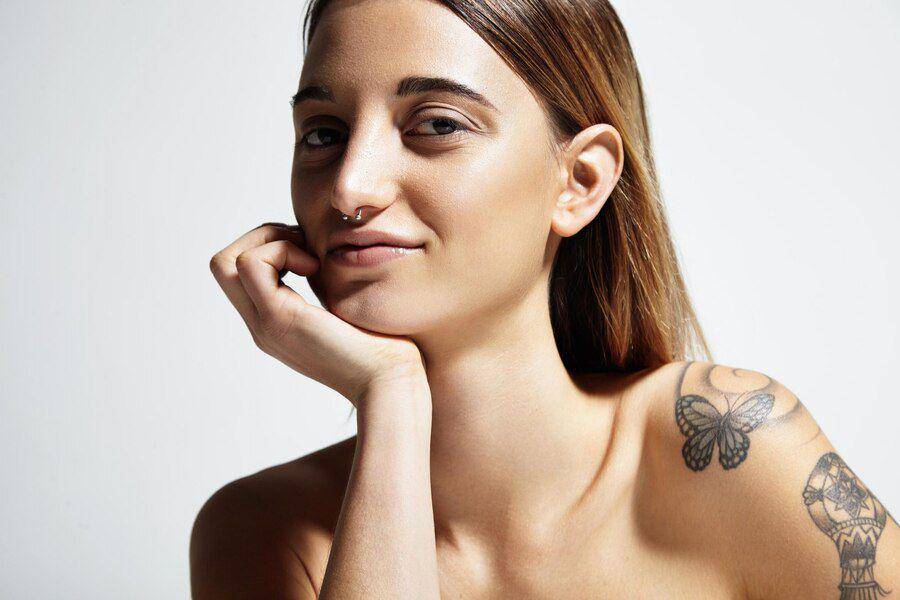 Ilustrasi piercing. (freepik.com/Anastasia Kazakova)