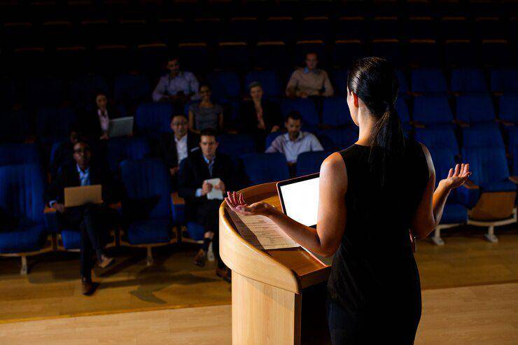 ilustrasi public speaking (freepik.com/Wavebreakmedia_micro)