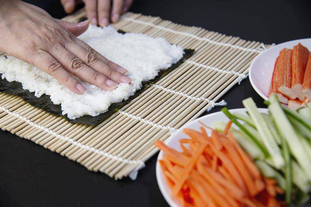 ilustrasi cara membuat sushi homemade (vecteezy.com/pairhandmade)