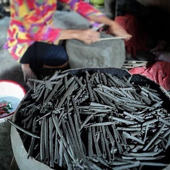 Ampo, camilan khas Tuban yang terbuat dari tanah liat. Instagram/khofifah.ip