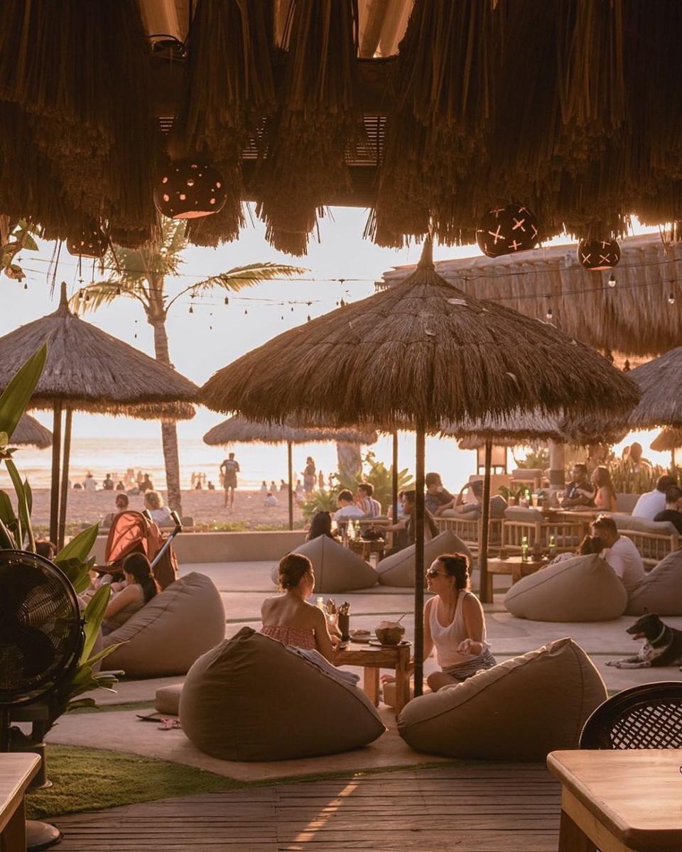 Sore hari di Mano Beach House (instagram.com/manobeachhouse)