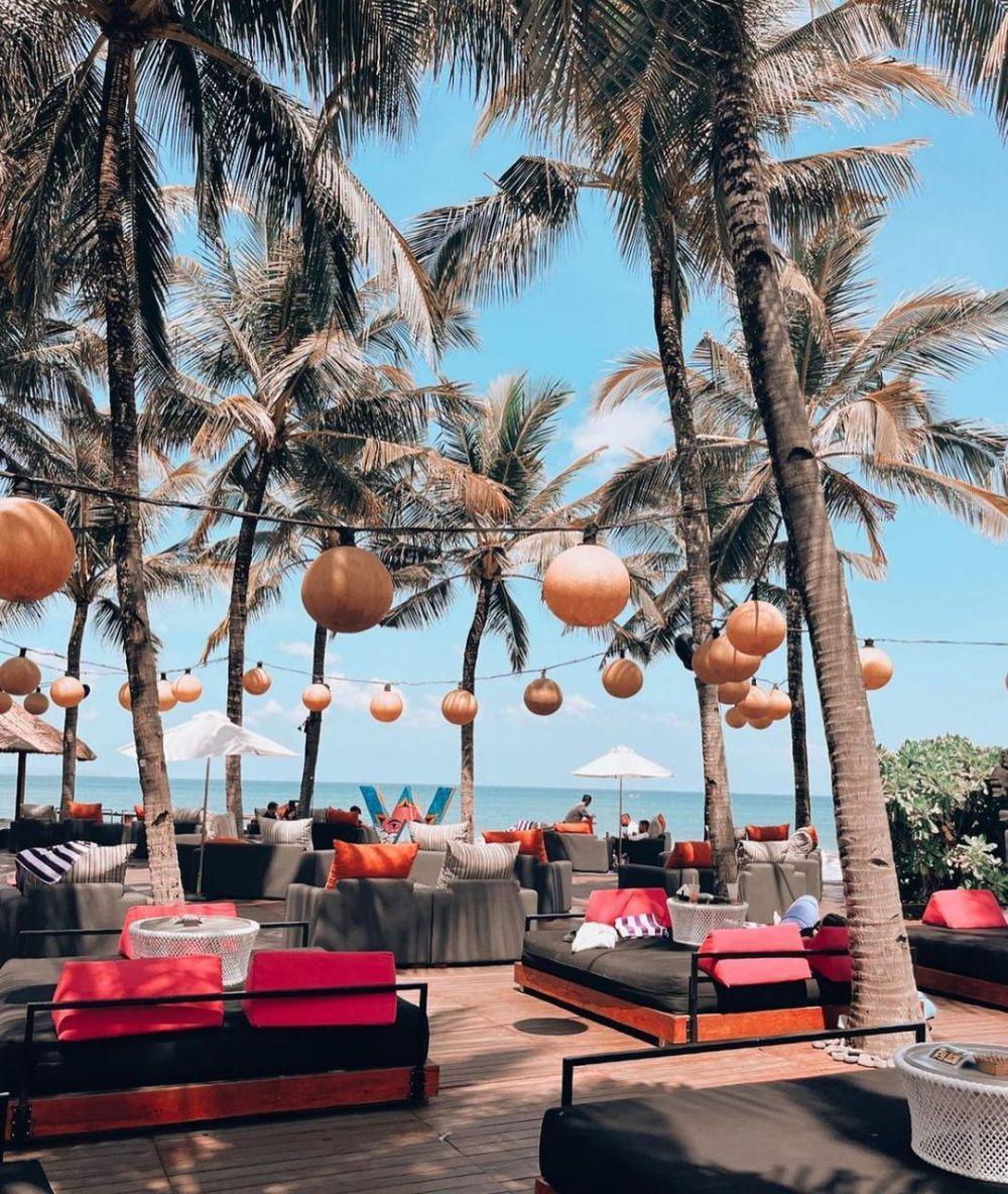 Pilihan daybed di Woobar Bali yang langsung menghadap pantai (instagram.com/woobarbali)