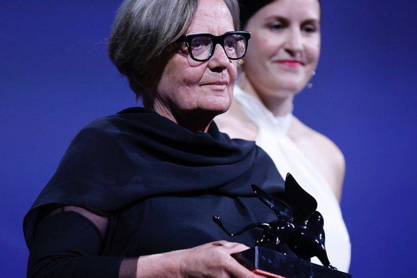 Agniezka Holland saat menerima piala Special Jury Prize Venice Film Festival untuk film Green Border. (instagram.com/labiennale)