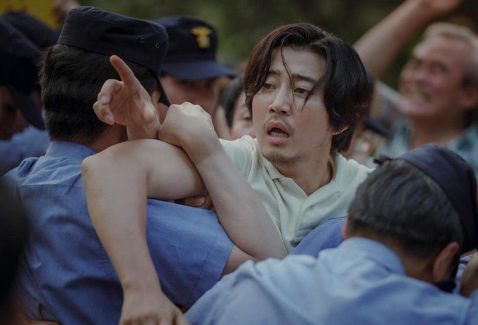 cuplikan Yoon Kye Sang sebagai Koo Sang Jun di drakor The Frog (instagram.com/netflixkr)