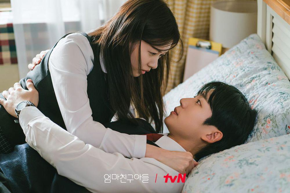 Jung So Min dan Jung Hae In di drama Love Next Door (instagram.com/tvn_drama)