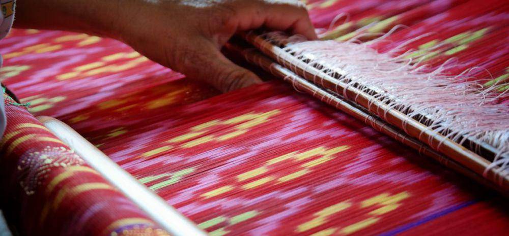 Gambar membuat Ulos (Pesona indonesia)