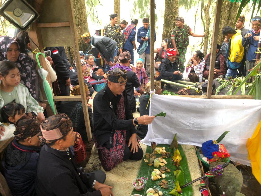 Tradisi Unan-unan yang dilaksanakan oleh masyarakat suku Tengger. Foto: indonesiakini.go.id