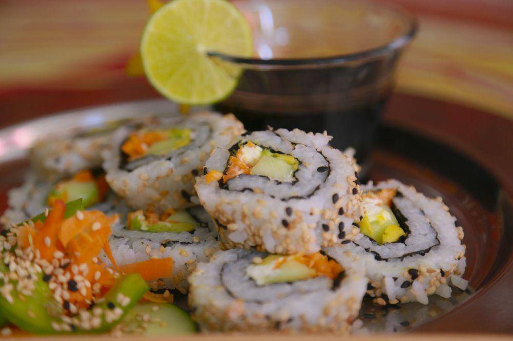 ilustrasi sushi dengan sayuran (pixabay.com/kalpadruma1)