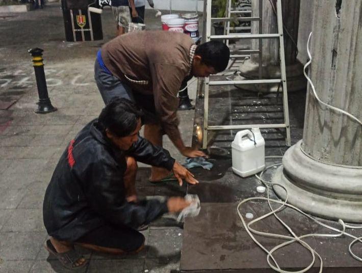 Sejumlah pekerja membenahi fasilitas umum di Balaikota Semarang yang rusak pasca demonstrasi mahasiswa, Senin (26/8/2024) malam. (dok. Pemkot Semarang)
